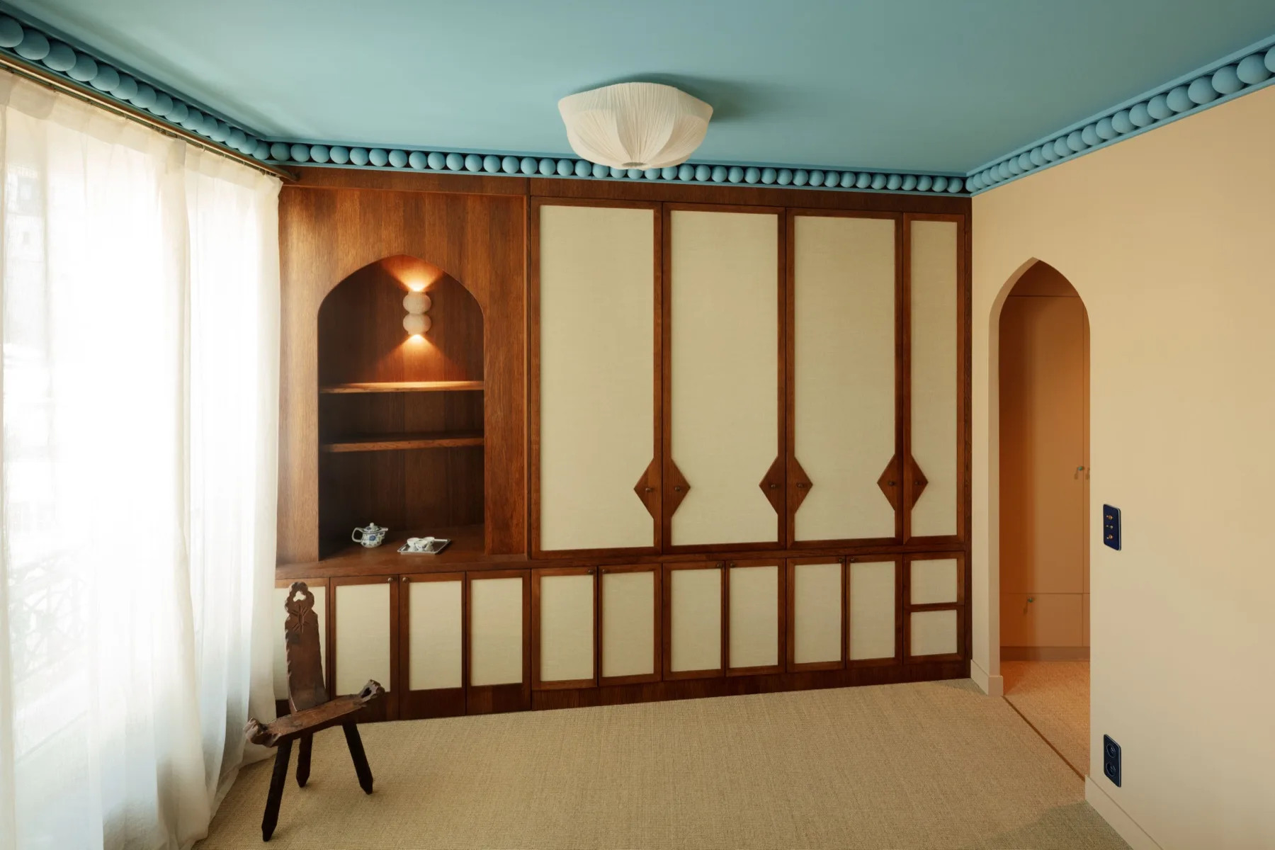 La chambre parentale, plafond turquoise et boiseries en noyer