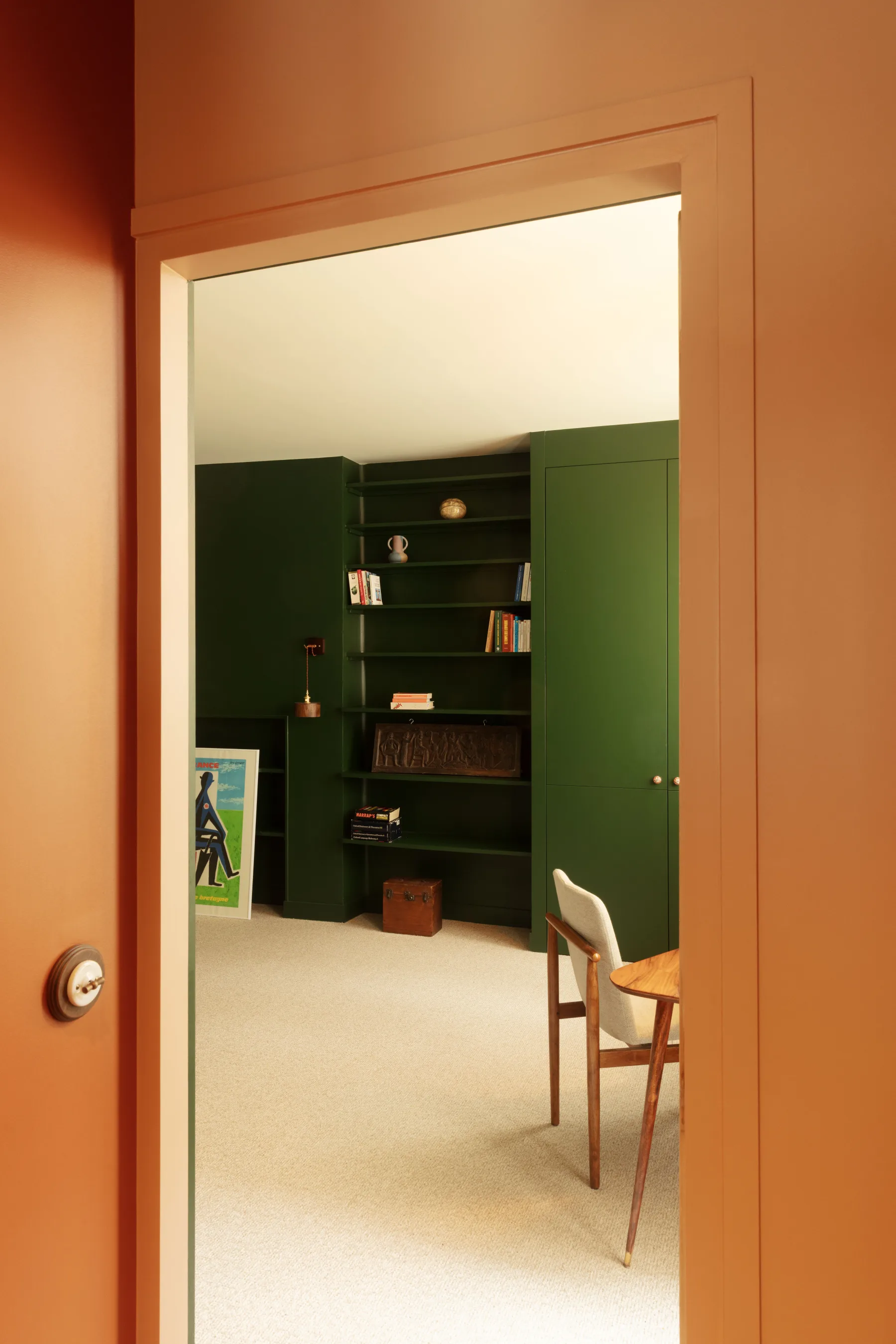 Le bureau aux murs et bibliothèque vert profond