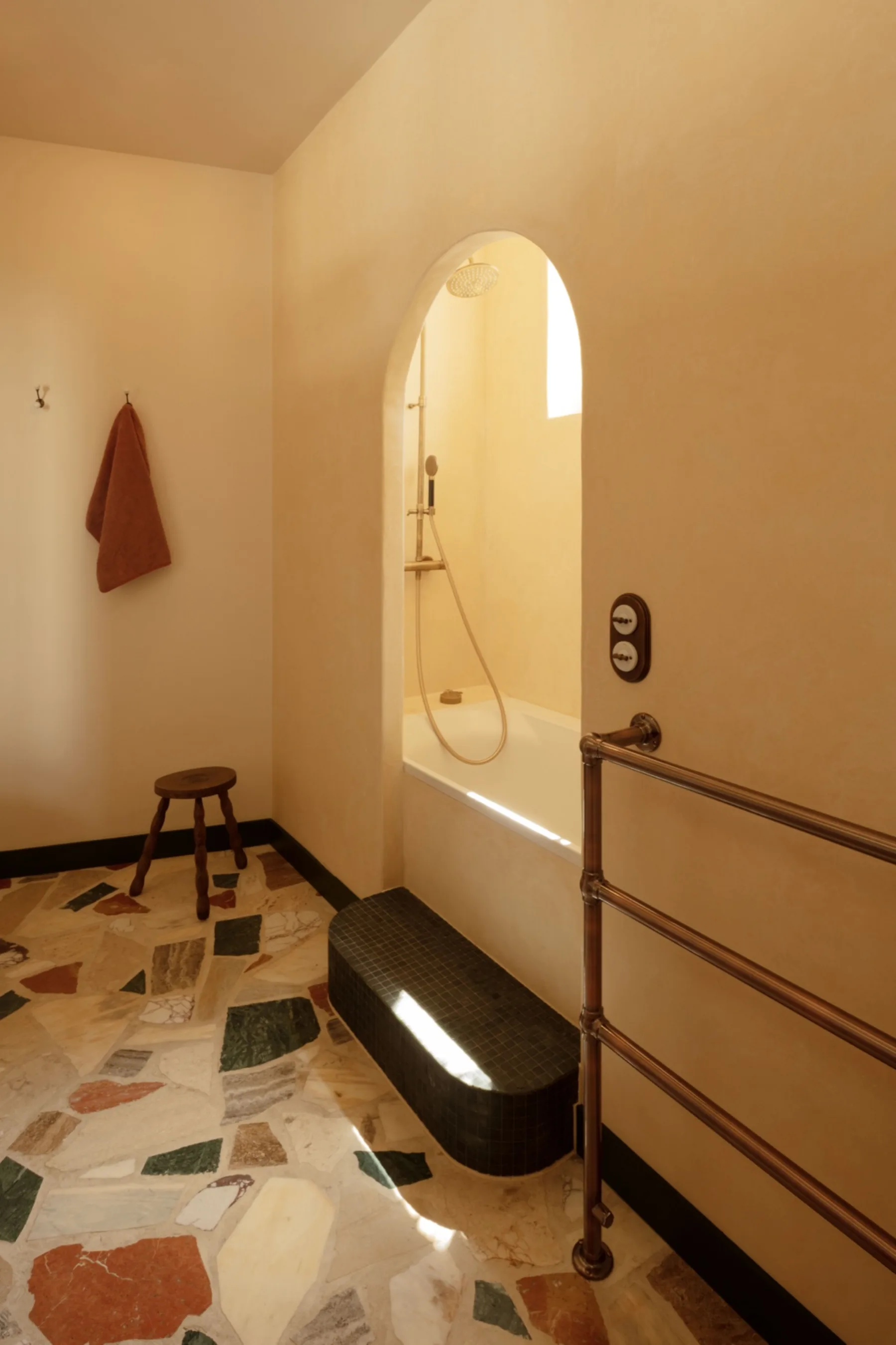 Sol en terrazzo à grands éclats dans la salle de bain